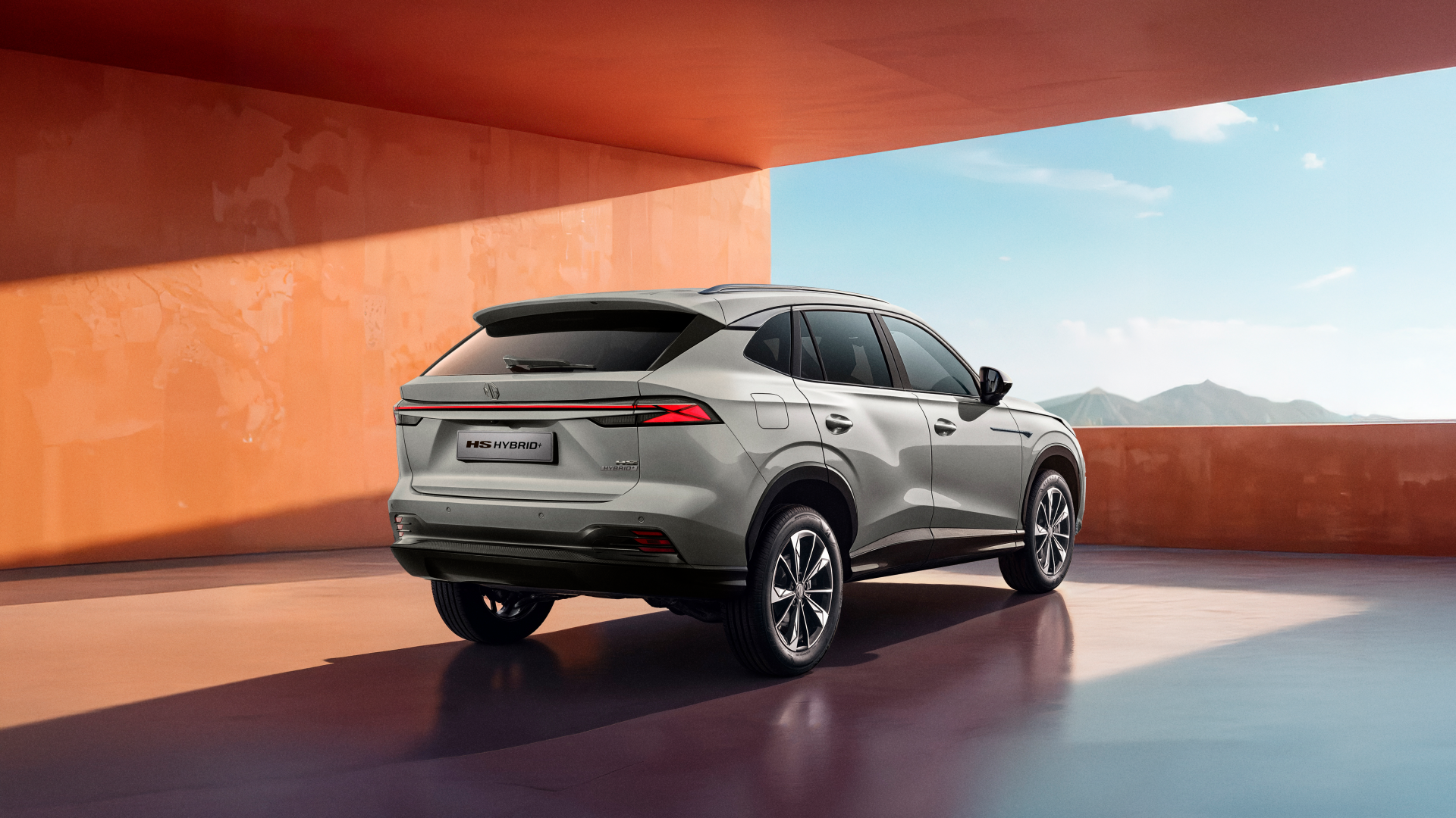 Новий MG HS HEV - фото